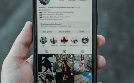 7 Hidden Signs She Secretly Likes You